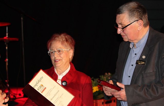 Bild: Brigitte Benneckenstein wurde von ihrem alten Weggef&auml;hrten Klaus K&ouml;rber mit der Ehrenplakette des KSB ausgezeichnet