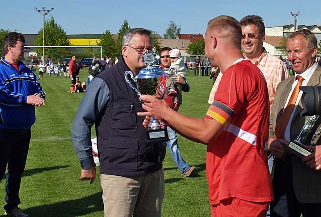 Bild: Der Pokal wird &uuml;bergeben