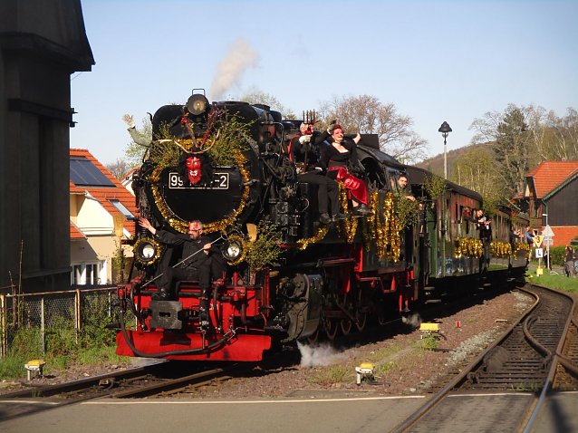 Bild: 99 7247-2 bei der Einfahrt in Wernigerode Hasserode am 30.04.2023. Sie f&auml;hrt mit dem Walpurgiszug von Wernigerode nach Schierke