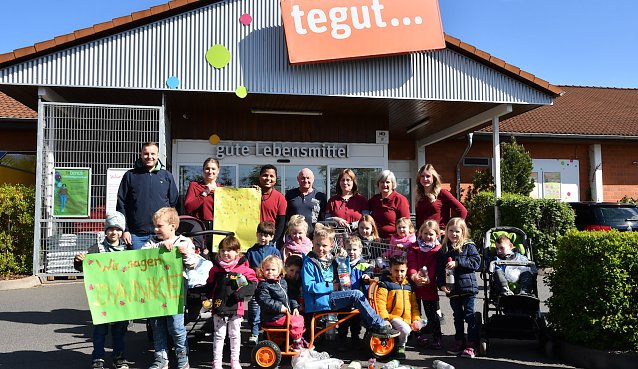 Bild: Tegut-Kunden spendeten Flaschenpfand f&uuml;r Kindergarten
