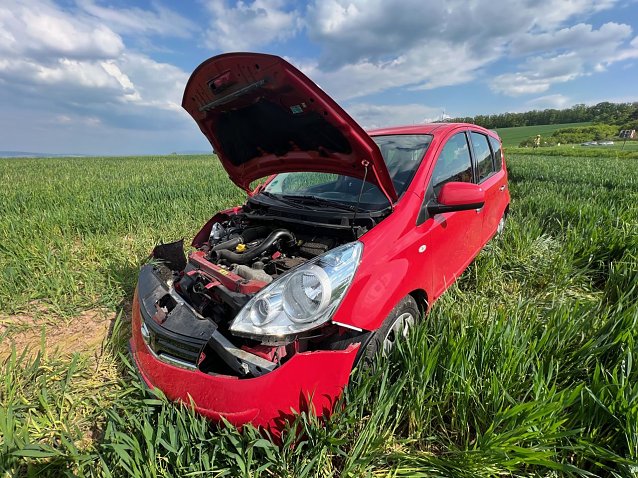 Bild: Unfallfahrzeug auf dem Feld