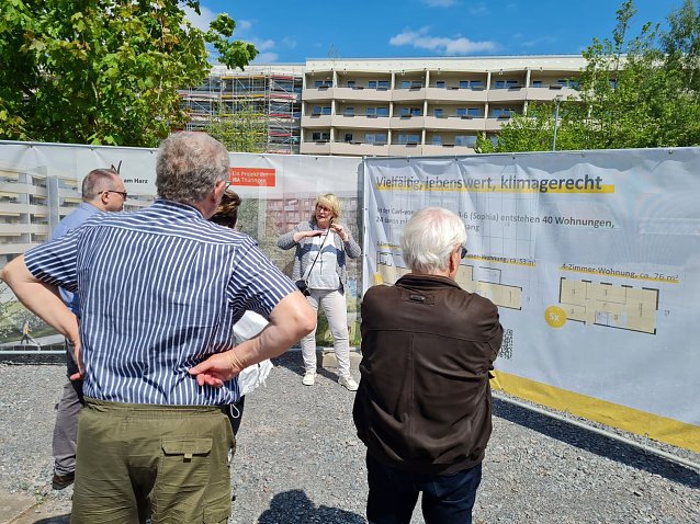 Bild: SWG-Gesch&auml;ftsf&uuml;hrerin Inge Klaan erl&auml;uterte interessierten Teilnehmern des Baustellengespr&auml;chs das Wohnprojekt Ossietzky-Hof