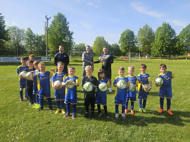Bild: Freude &uuml;ber neue Trainingsb&auml;lle bei den F-Junioren der Spielvereinigung Auleben/G&ouml;rsbach