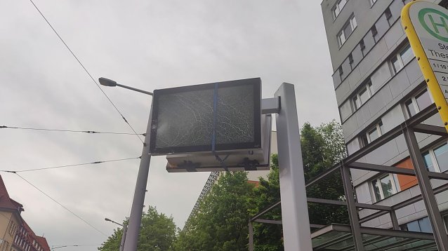 Bild: Besch&auml;digte Anzeigentafel in der T&ouml;pferstra&szlig;e