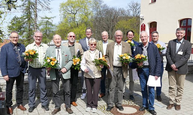 Bild: von links: Hauptschatzmeister R&uuml;diger Kail, Volker Friedrich und Wolfgang Grave, stellv. Pr&auml;sident Peter Sieckel, Harzklub-Pr&auml;sident Dr. Oliver Junk, Ruth Watzek, Alfred Heineke (ZwV Bad Harzburg), Rainer Nicolai, Christian Resow, stellv. Hauptwegewart Manfred B&ouml;hm, Hauptheimatgruppenwart Michael Kerl, stellv. Pr&auml;sident Klaus Dumeier