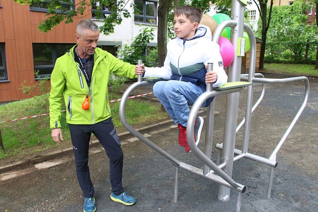Bild: Sportlehrer Alf Schiek gibt Tipps f&uuml;r die richtige Technik