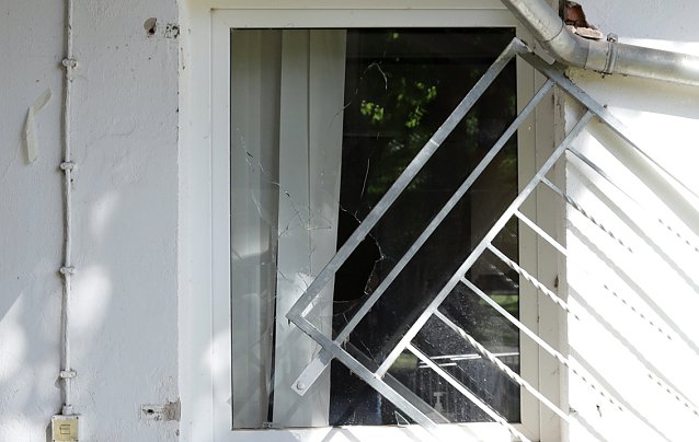Bild: Besch&auml;digtes Fenster in der Gesch&auml;ftsstelle
