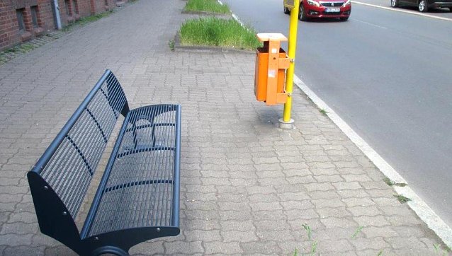 Bild: Neue Sitzbank in der Hersser&ouml;der Stra&szlig;e