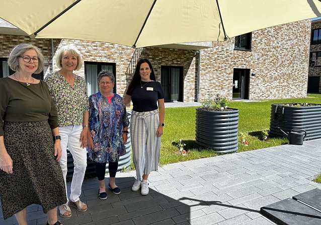 Bild: v.l.: Renate V&ouml;lker (Vorstandsmitglied), Karin Fernschild (Vorstandsvorsitzende) und Heidemarie Schieke (Vorstandsmitglied) � alle Hospizverein Nordhausen e.V. und Christin Delert, Pflegedienstleitung Hospiz Am Stadtpark freuen sich &uuml;ber die drei neuen Hochbeete im Hospiz Am Stadtpark