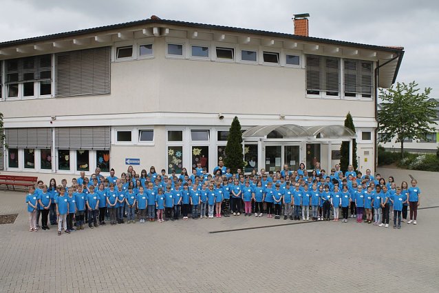 Bild: An der Heinz-Sielmann-Grundschule in Niedersachswerfen freut man sich &uuml;ber einen ganzen Schulsatz neuer T-Shirts