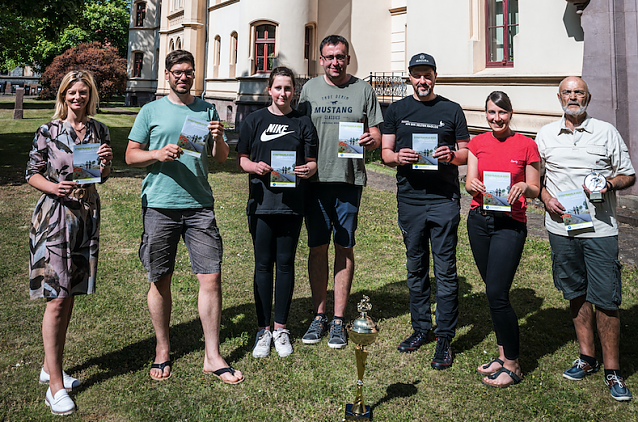 Bild: v.l.: Alexandra Rieger (B&uuml;rgermeisterin Stadt Nordhausen), Christian Schelauske (Landratsamt Nordhausen) und die siegreichen Auebiker des Stadtradelns 2022