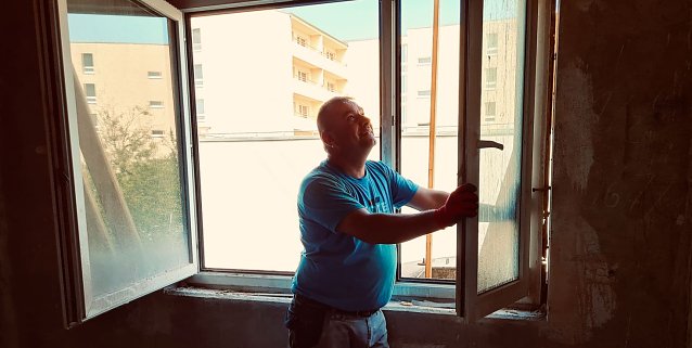 Bild: Martin Katzol baut am Ossietzky-Hof die alten Fenster aus. Weggeschmissen werden die nicht, das alte Material geht ins Recycling