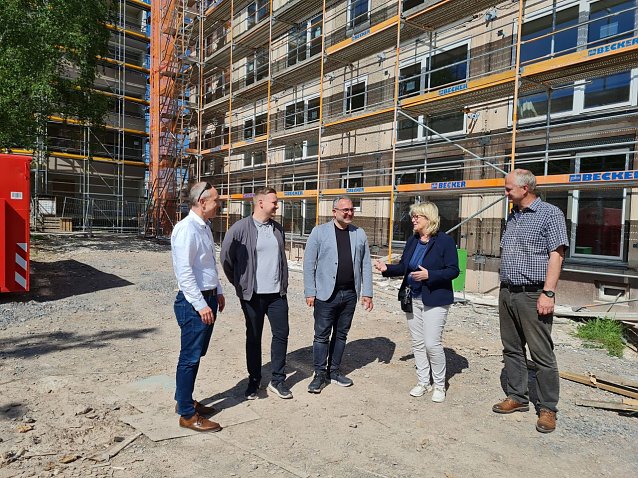 Bild: v.l.: Alexander M&ouml;hne, Dominic Seidel, Maurice Fiedler, Inge Klaan und Carsten Gr&uuml;nberg vor der Baustelle in Nordhausen Nord