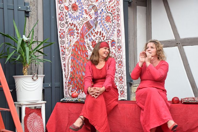 Bild: Das Duo "FabulaDrama", bestehend aus Sabine Kolbe und Kerstin Otto, ist wieder im Landkreis zu Gast