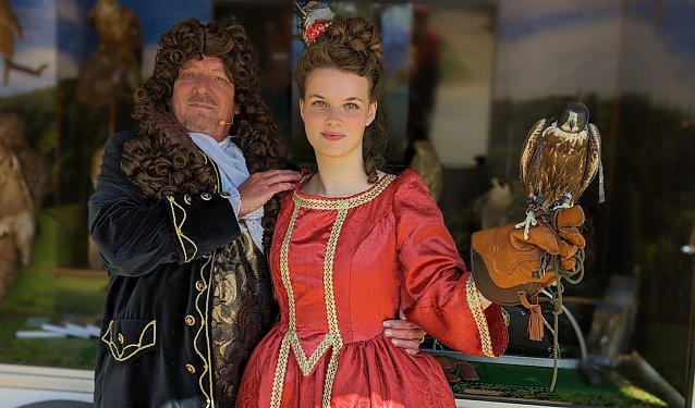 Bild: v.r. F&uuml;rstin Wilhelmine-Christiane (verk&ouml;rpert von Michelle Bose) und ihr Gemahl F&uuml;rst Christian Wilhelm (verk&ouml;rpert von Matthias Mitteldorf) pr&auml;sentierten sich mit einem echten Falken auf dem 20. Residenzfest in Sondershausen