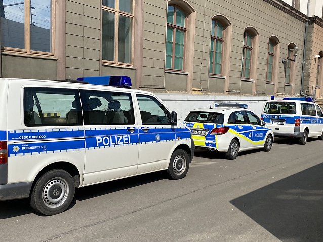 Bild: Bundespolizeifahrzeuge am Erfurter Hauptbahnhof
