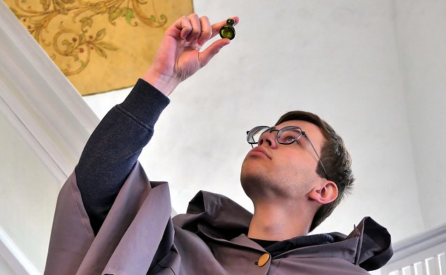 Bild: Pilger Nikolaus, alias Student Niklas Wernicke, freut sich, dass er nun endlich wieder seine Salb&ouml;l-Flasche in H&auml;nden halten kann.