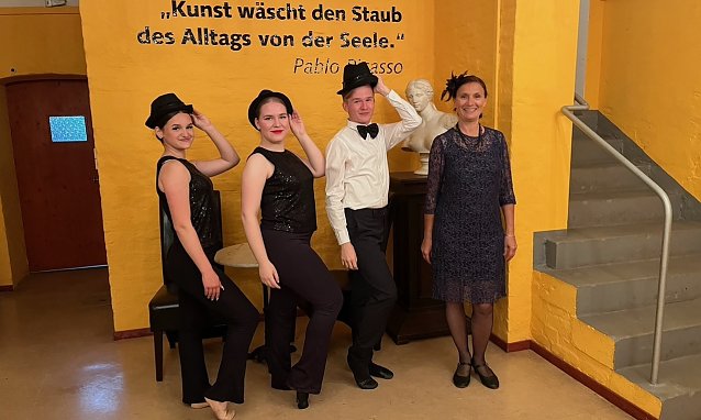 Bild: Bereit f&uuml;rs Rolandsfest: Luisa Radeva (rechts) und ihre Tanzeleven