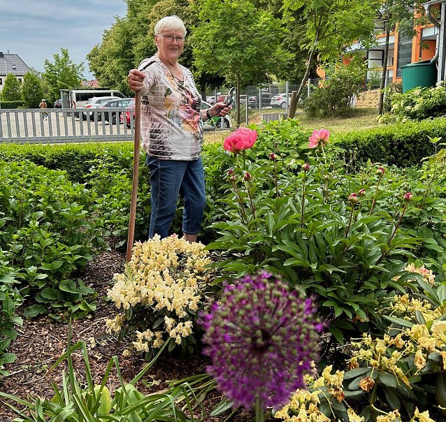 Bild: Ursula Fransen liebt das Gr&uuml;n und Blumen vor dem Haus. Das G&auml;rtnern und die Bewegung an frischer Luft hielten sie fit und gesund, ist die 83-J&auml;hrige &uuml;berzeugt.
