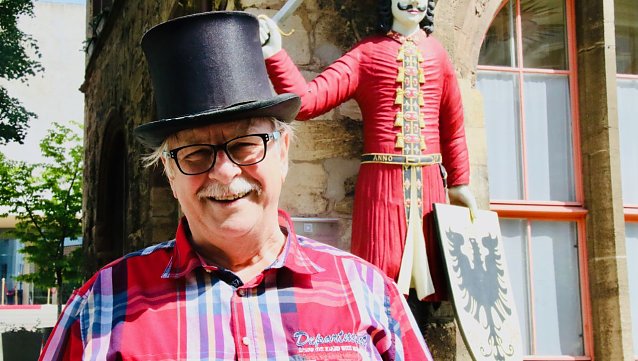 Bild: Noch hat der den Zylinder auf: Winfried Schmitt wird nach 40 Jahren zum 53. Rolandsfest das letzte mal in die Rolle des Professor Zwanziger schl&uuml;pfen