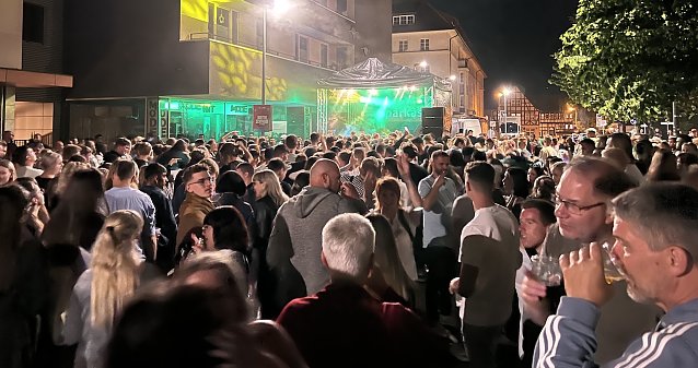 Bild: Rappelvolle Pl&auml;tze vor den B&uuml;hnen