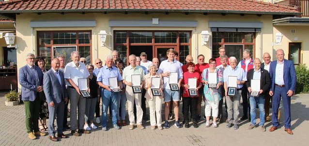 Bild: An der Rodishainer Wolfsm&uuml;hle verlieh der Landkreis heute wieder die Ehrenplakette an verdiente Ehrenamtler und Vereine