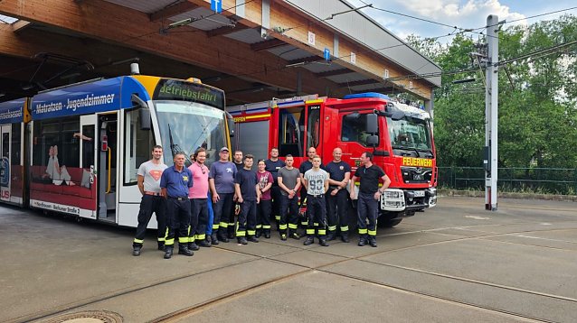 Bild: Die Kameraden der Freiwilligen Feuerwehr Niedersachswerfen zu Besuch bei den Verkehrsbetrieben