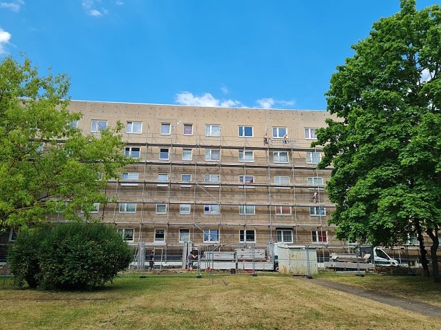 Bild: Aktuell wird auf der Hofseite des Wohnblockes Zuckerweg 5 bis 19 in Nordhausen-Salza das Ger&uuml;st gestellt. Im Anschluss wird die Fassade mit Mineralwolle ged&auml;mmt, frisch verputzt und gemalert.