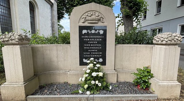 Bild: Die Nordh&auml;user AfD legte eine Kranz am Mahnmal der Opfer von Gewaltherrschaft nieder