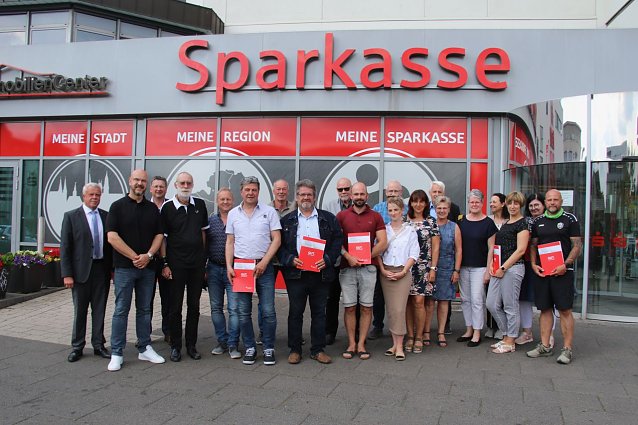 Bild: Der Nordh&auml;use Sozialfonds &uuml;bergab heute in der Kreissparkasse wieder die &uuml;ber das Jahr gesammelten Spenden