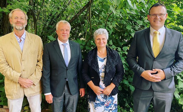 Bild: Prof. Dr. Folker Fl&uuml;ggen (Studiendekan Maschinenbau), Olaf Salomon (Gesch&auml;ftsf&uuml;hrer Berufsbildungszentrum Nordhausen, Gesch&auml;ftsf&uuml;hrer Stadtwerke Nordhausen), Doris Schumann (Bereichsleitung Arbeitsmarktdienstleistungen), Prof. Dr. J&ouml;rg Wagner (HSN Pr&auml;sident) (v.l.n.r.)