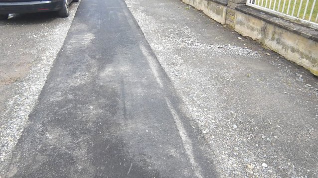 Bild: Sch&ouml;n ist das nicht, was sich als B&uuml;rgersteig auf langer Strecke in der Bochumer Stra&szlig;e zeigt: Asphaltiert und eingebettet zwischen Kies und Schotter pr&auml;sentiert er sich.
