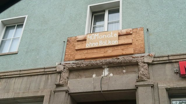 Bild: Erinnert sarkastisch an die Durchhalteparolen in DDR-Zeiten: Transparent statt Balkon