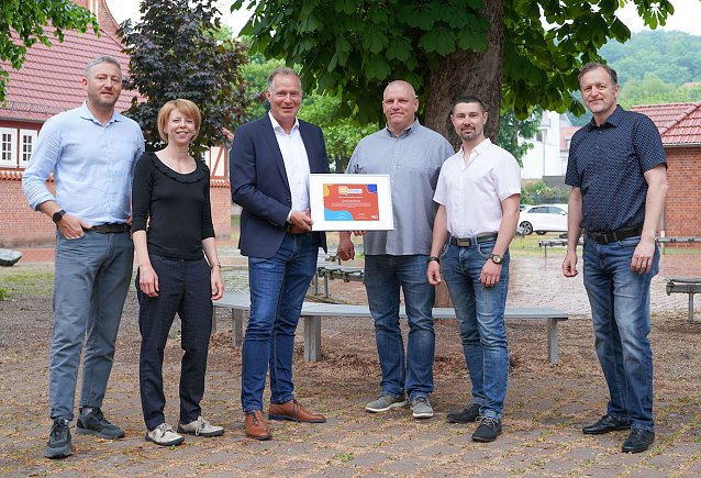 Bild: v.l.n.r.): Marcel Sievers (Fachbereich Schulverwaltung), Jessica Piper (Leitung Stab Kreistag, Wirtschaft und Tourismus, Personal und IT), Jan Quitmeyer (IServ GmbH), Sebastian Lange (IT-Administrator Transition), Stefan Eichler (Leitender Systemadministrator EDV Schulen), Ingo Einecke (Leiter EDV) vor dem Herder-Gymnasium.