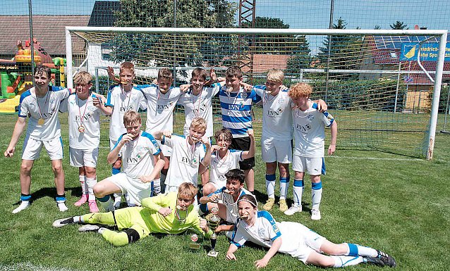 Bild: Wackers D-Junioren feiern den Pokalsieg