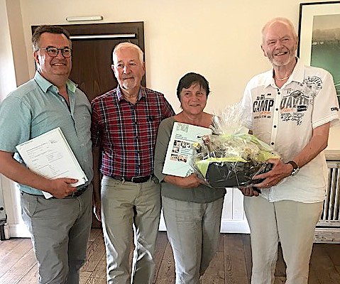 Bild: Auszeichnung von Renate Ostwald mit der Ehrenmedaille des TBRSV in Silber