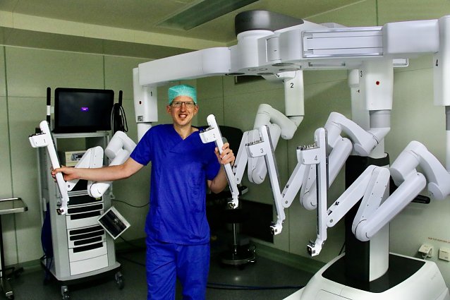 Bild: Dr. Torben Glatz erkl&auml;rt, was mit Kollege Roboter alles m&ouml;glich ist
