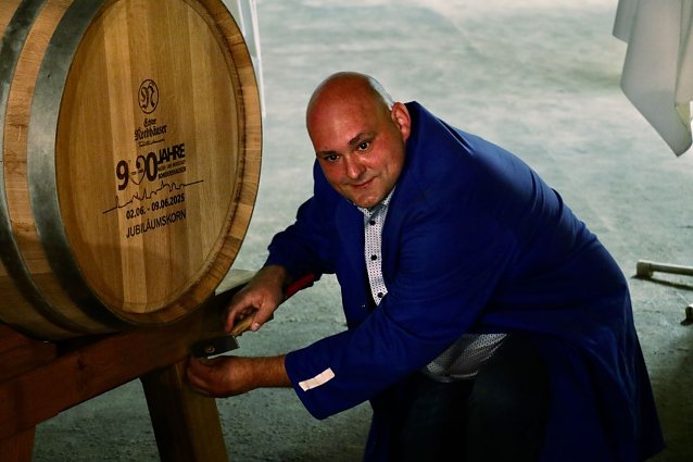 Bild: Destillateur Ren&eacute; M&uuml;ller legt noch ein letztes Mal Hand an
