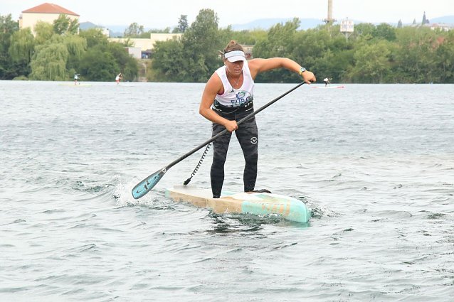 Bild: Lokalmatadorin Susanne Lier auf dem "Heim See"