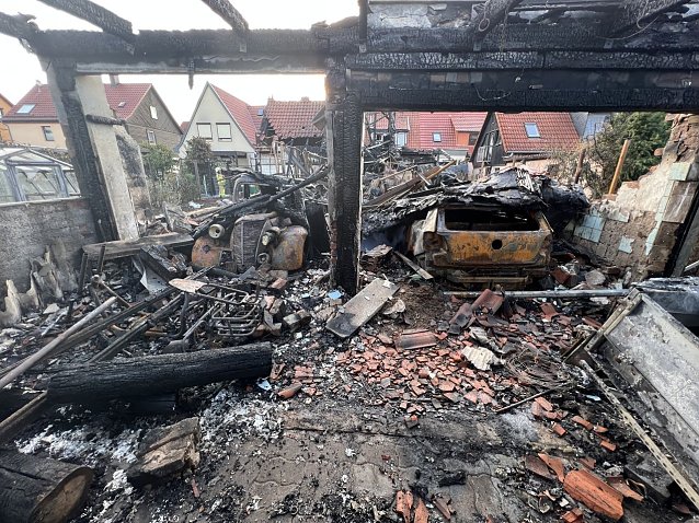 Bild: Nichts mehr zu retten: das Carport in Salza brannte bis auf die Grundmauern nieder