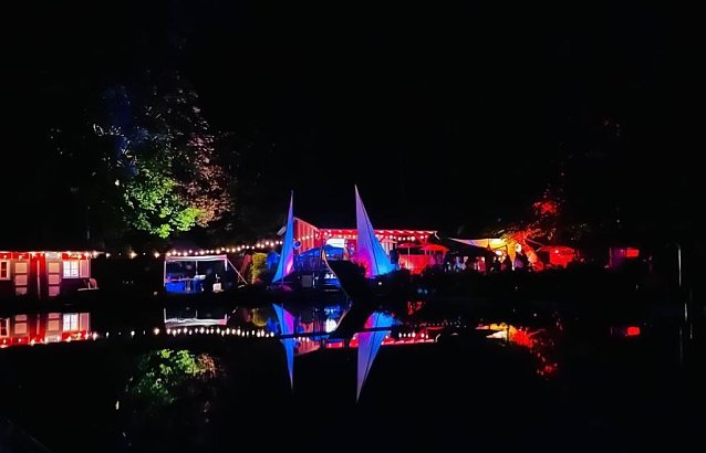 Bild: Im schick beleuchteten Waldbad wurde bis in die Nacht hinein gefeiert