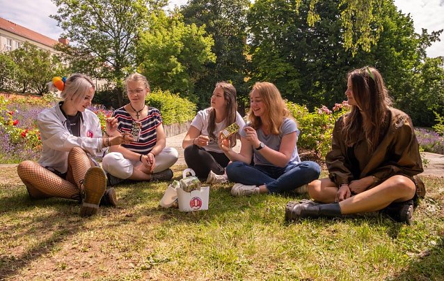 Bild: Studierende der Hochschule Nordhausen f&uuml;llen ehrenamtlich die zur Verf&uuml;gung gestellten Menstruationsartikel auf und unterst&uuml;tzen damit das Engagement der Hochschule f&uuml;r ein gleichberechtigtes Studium und Arbeitsumfeld.