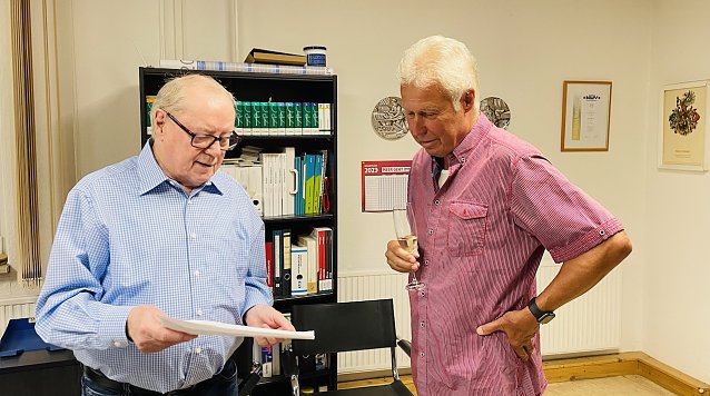 Bild: Klaus Romer nach 72 Arbeitsjahren an seinem letzten Arbeitstag bei der S&uuml;dharzdruckerei Nordhausen GmbH mit NUV-Ehrenvorsitzendem Hans-Joachim Junker (v.l.n.r.)