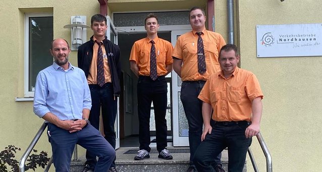 Bild: Markus Schraps, Betriebsleiter Busverkehr (vorne links) und Marco Wei&szlig;kopf, Ausbilder (vorne rechts) gratulierten Elias Busch, Marian Klein und Philip Ehrhardt (v. l. n. r.) zur bestandenen Pr&uuml;fung 