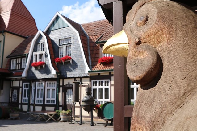 Bild: Kornhuhn Henriette im historischen Innenhof der Nordh&auml;user Traditionsbrennerei