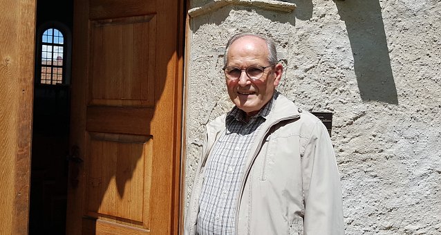 Bild: Herbert Buchholz besichtigte letzte Woche die Niedergebraer Kirche und war begeistert, wie sich der Kirchenraum ver&auml;ndert hat.