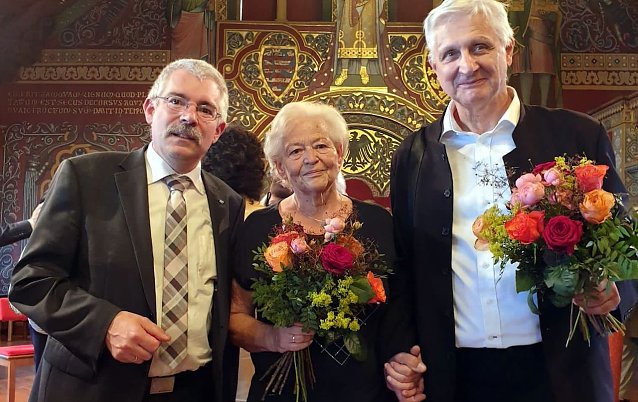 Bild: Die Preistr&auml;ger Helga Rathnau und Stephan Domann (r.) mit Superintendent Andreas Schwarze
