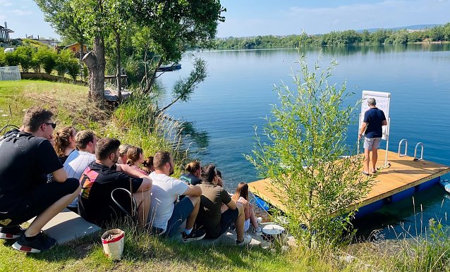 Bild:  Sommerliche Lernatmosph&auml;re - Vorlesung am See mit Prof. Dr. Marcus Sch&auml;fer
