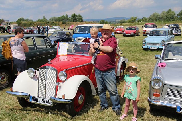 Bild: Der DKW, der Schrauber und der Nachwuchs beim Oldtimertreff des MC Roland in diesem Jahr