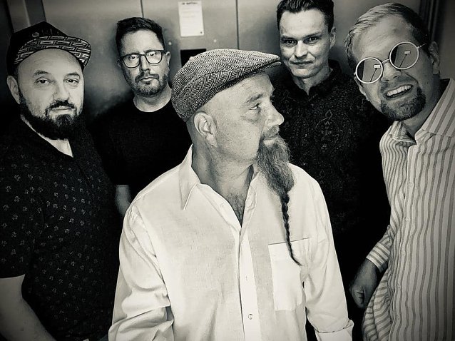 Bild: v.l.: Miguel Bujosa Ferrer( Bass), Oliver Wieninger( Drums), Philipp Aderhold( E-Gitarre), Georg Schroeter (Piano) und Michael Zierdt (Mitte/ Gitarre, Gesang)